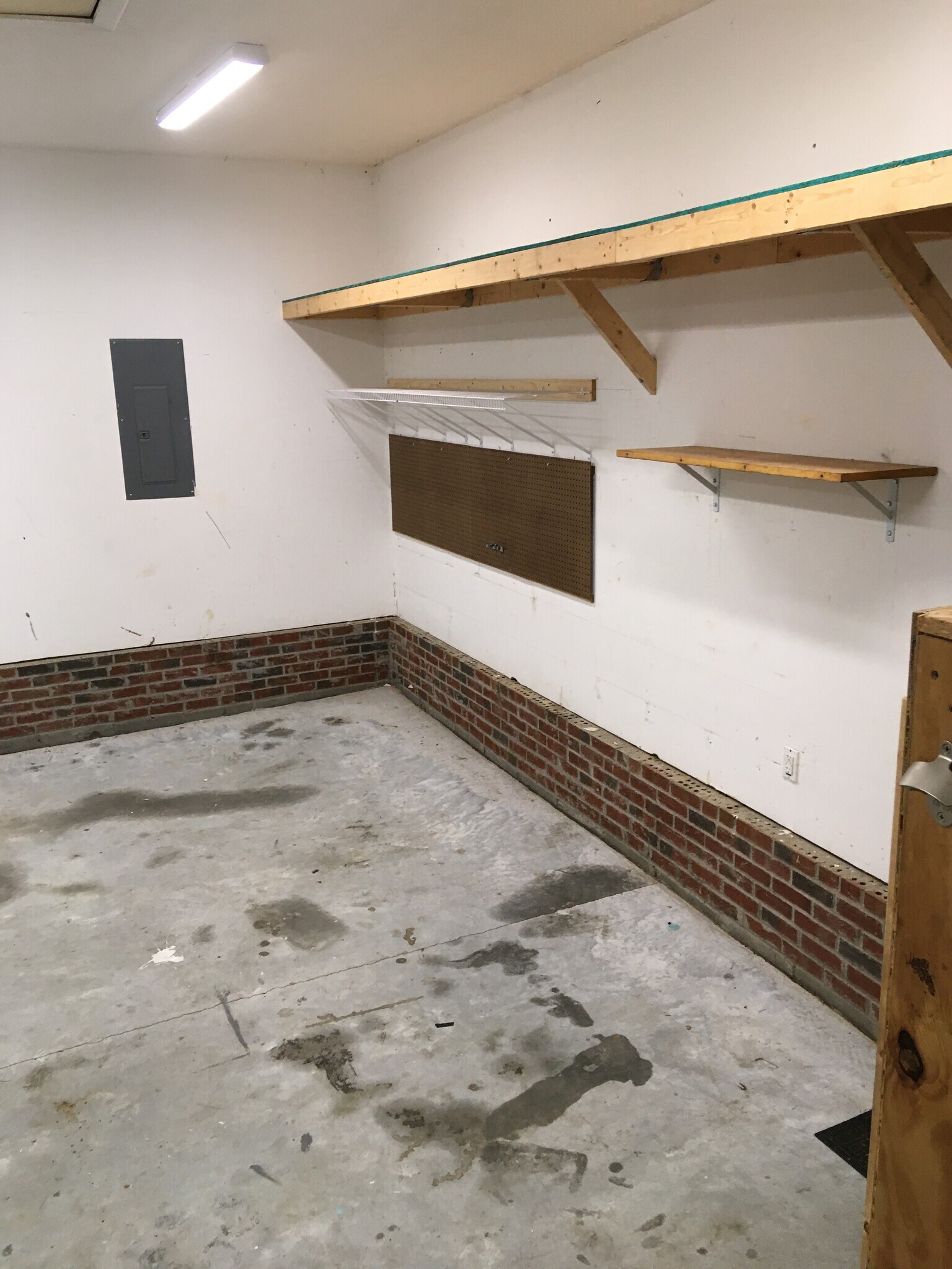 Building Photo - 122 Mosswood Dr