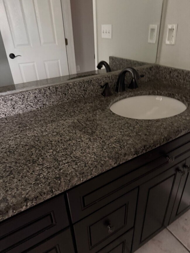 Building Photo - HOME FOR LEASE 4 BR 2 BATH RANCHSTYLE  SPLIT FLOOR PLAN AND OPEN  LARGE  FENCED BACKYARD  CONVENI...