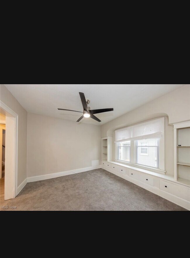 Building Photo - Charming 4-Bedroom Property in Prime Location