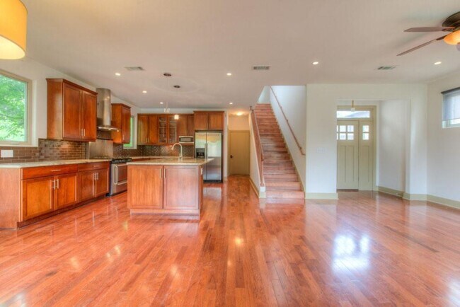 Building Photo - 605 Peacock Ln #C C