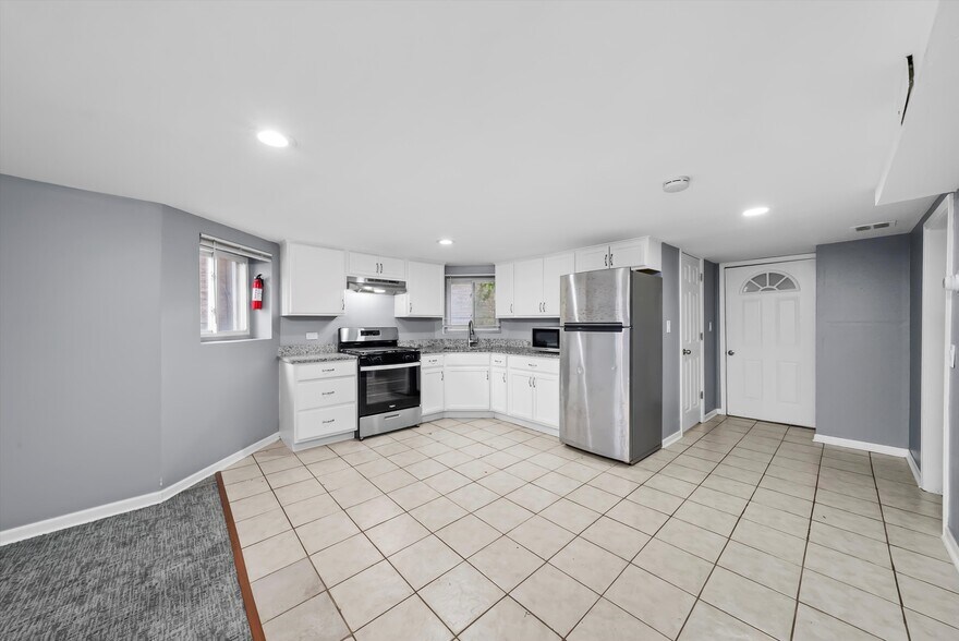 Building Photo - 3353 W Evergreen Ave