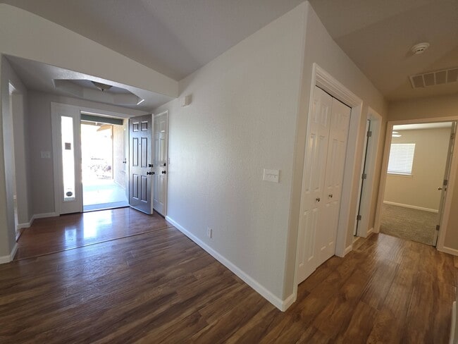 Building Photo - 3179 Sunglow Dr