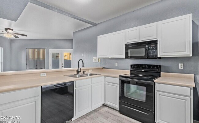 Building Photo - 280 S Elizabeth Way