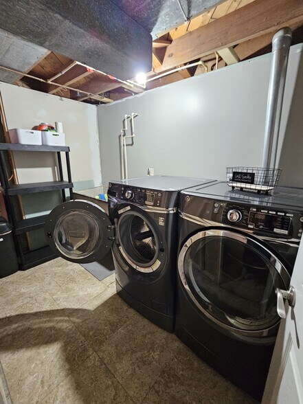 Laundry room - 2659 Northwood Ave