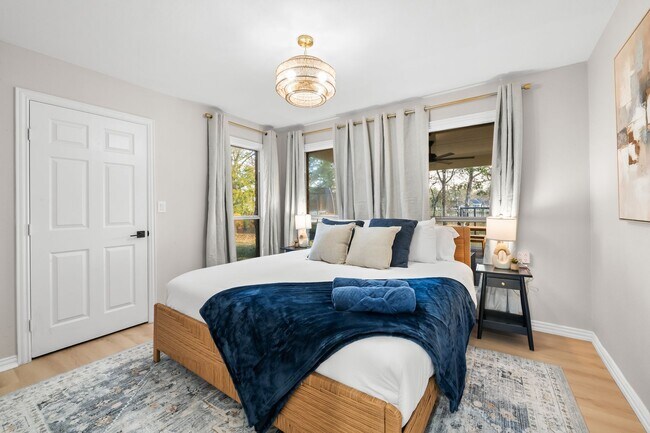 Building Photo - Lakefront Luxury Retreat, 5 Beds, 3 Baths, Quiet Gated Community.