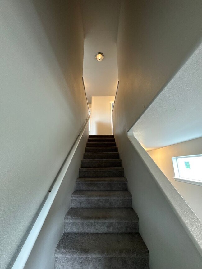 Building Photo - Stunning 3-Bedroom Home with Modern Comforts in a Quiet Neighborhood