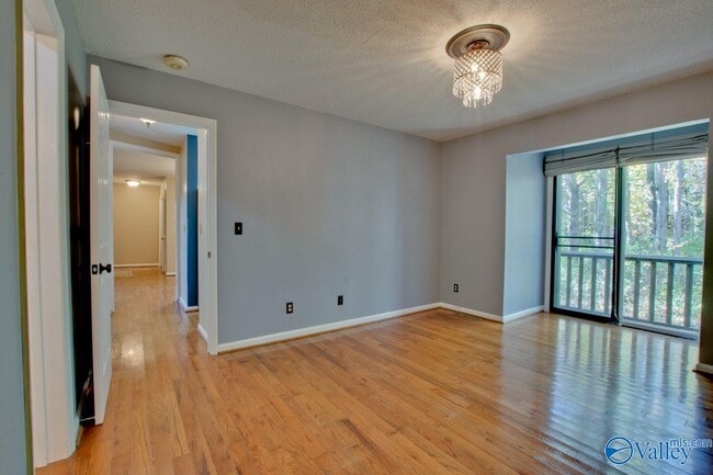 Building Photo - 3018 Live Oak Ln SW