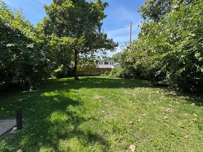 Building Photo - 15300 Harper Ave