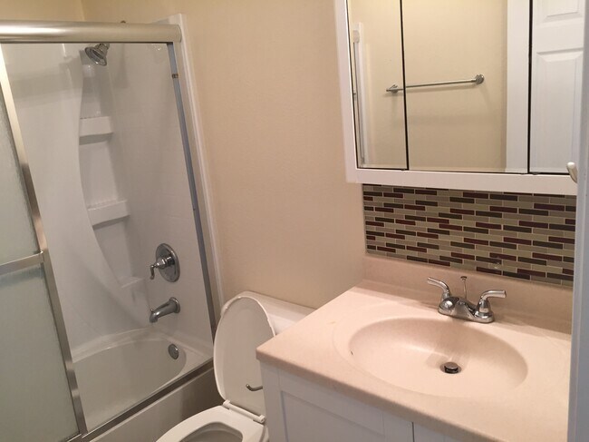 UPPER LEVEL BATH - 2816 Independence St