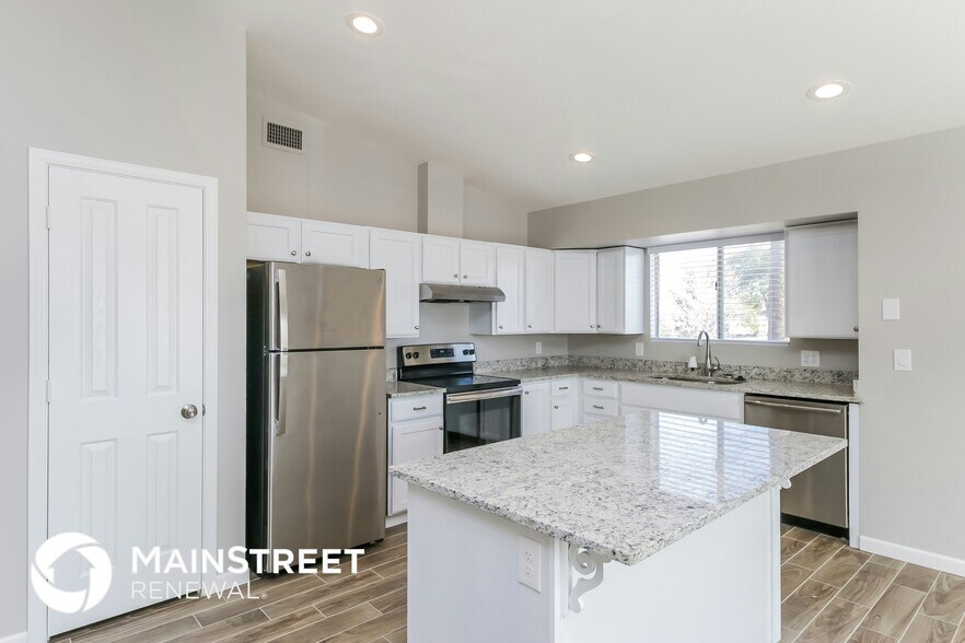 Building Photo - 8902 W Vernon Ave