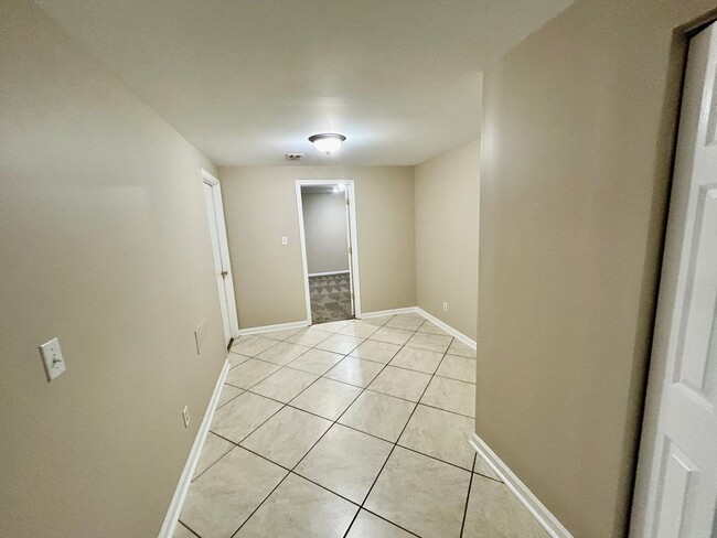 Building Photo - Newly Remodeled 4-Bedroom, 3-Bath with Fin...