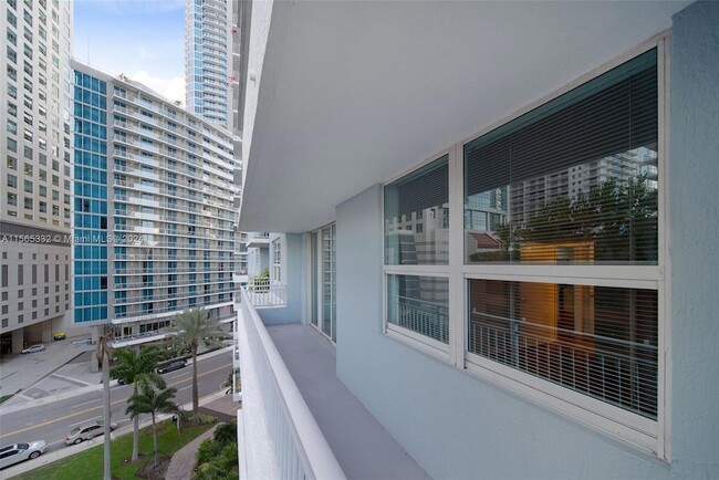 Building Photo - 1111 Brickell Bay Dr