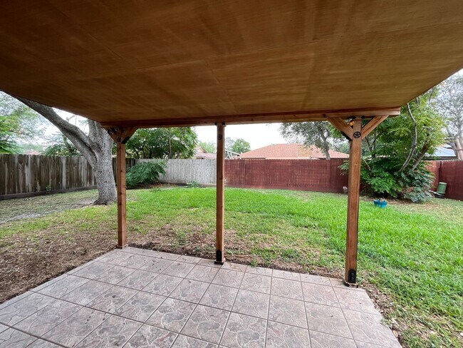 Building Photo - 2118 Meadowgrove Dr