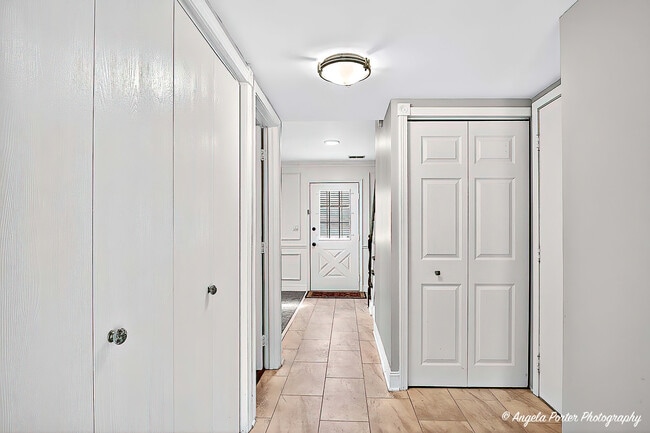 Building Photo - 1161 Hampton Ln