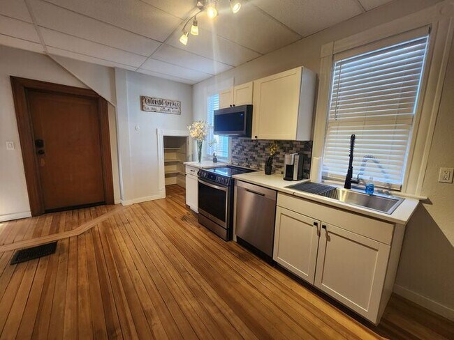 Building Photo - XL 1 bed 1 bath apartment downtown