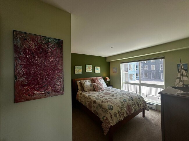 Building Photo - Fully Furnished Downtown Everett Condo wit...