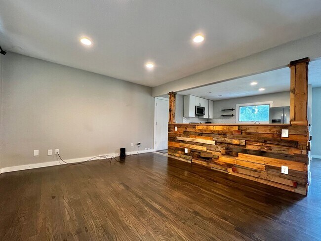 Building Photo - Beautifully Remodeled 5 Bed 2 Bath House i...
