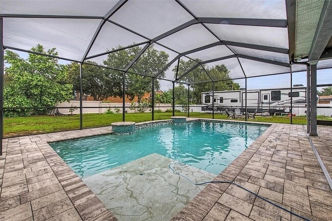 Building Photo - 606 Royal Crest Dr