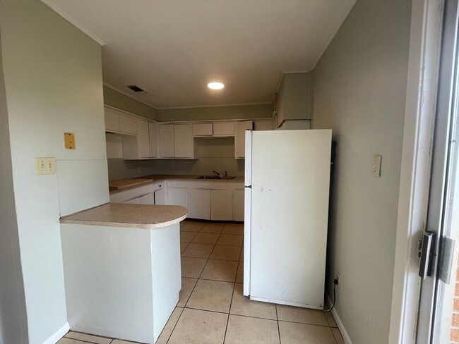 Building Photo - 3 bed 1 bath house