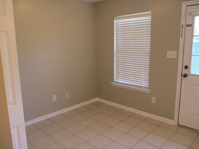 Building Photo - Townhome in Evans