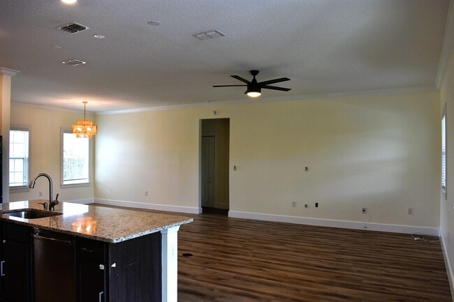 Building Photo - 1217 SW Marmore Ave