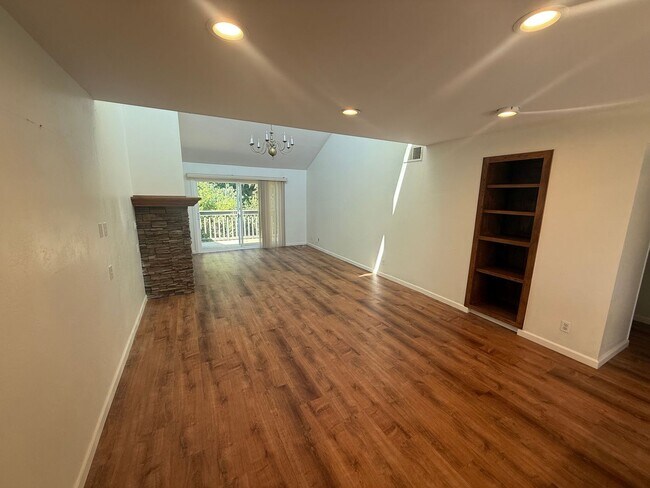 Building Photo - Available Now! Beautiful 2 Bed / 2 Bath Condo in Scripps Ranch