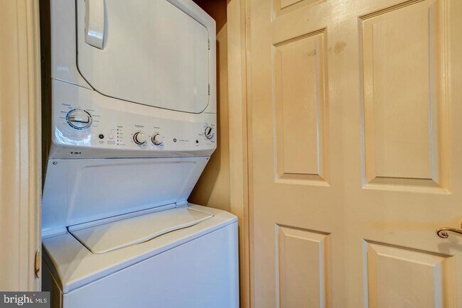 Building Photo - 10706 Kings Riding Way