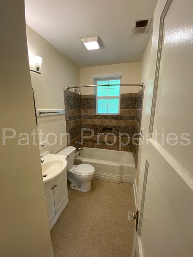 Building Photo - 1021-1023 Munsen Springs Drive - Inside Co...