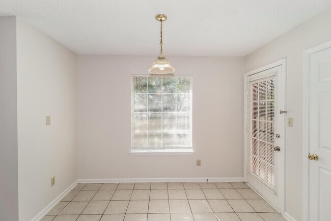 Building Photo - 7033 Ireland Dr