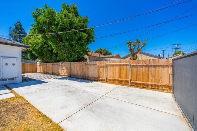 Building Photo - 7514 Woodley Ave