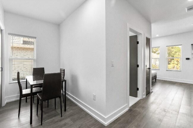 Building Photo - 927 S Howard Ave