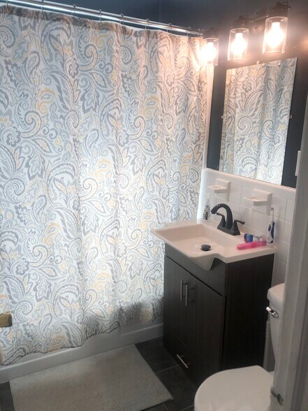 Bathroom - Unit 2 - 3219 2nd Ave