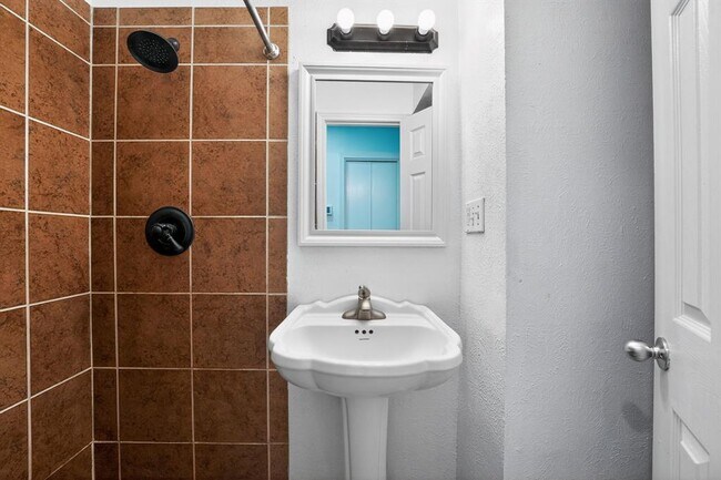 Building Photo - 2906 West Ave