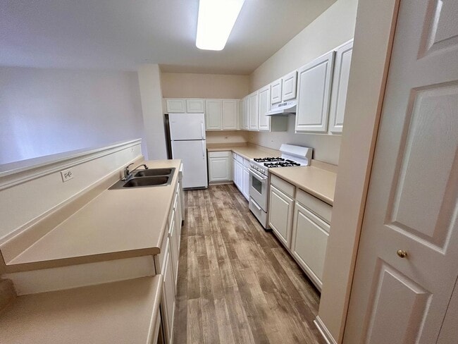 Building Photo - 2 Bedroom 2 Bath Townhouse in Grayslake