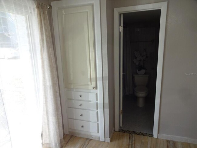 Building Photo - 123 BLUE POINT Way