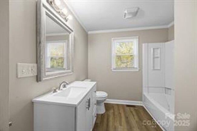 Building Photo - Remodeled Bungalow 3b,2ba, fenced yard - C...