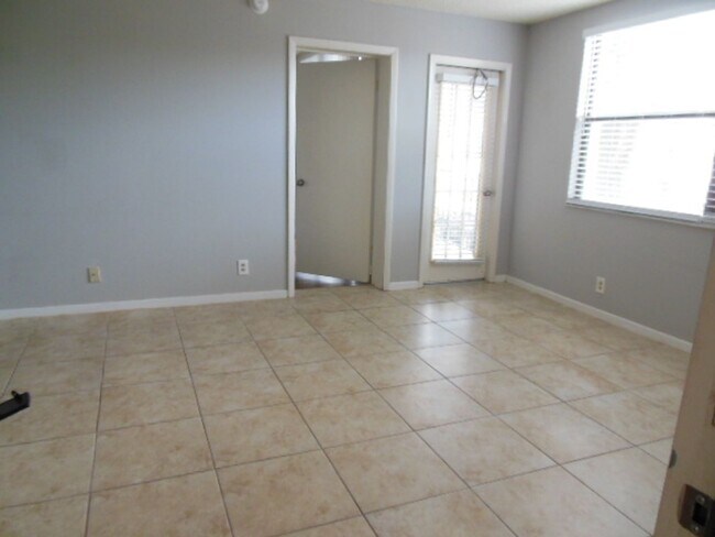Building Photo - Move-In Ready Rental near Tanger Outlets!