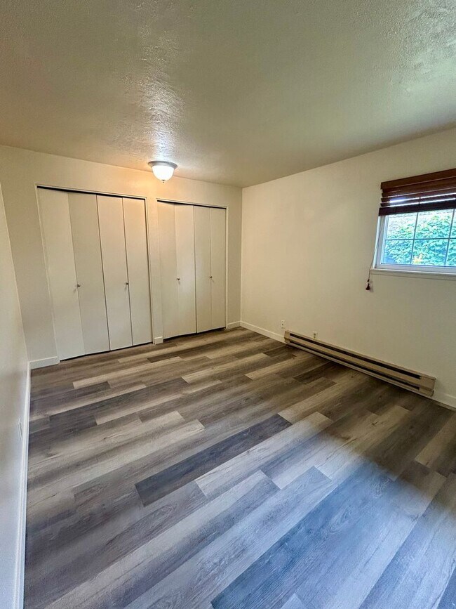 Building Photo - 2 Bedroom Condo For Rent - 3 Month Lease