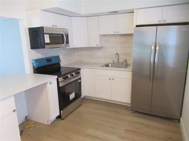 Building Photo - 7374 Royal Palm Dr