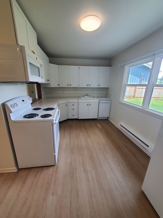 Building Photo - Welcome to Your Lynnwood Retreat!