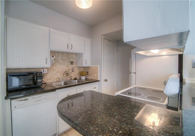 Building Photo - 7407 Shadow Hill Dr