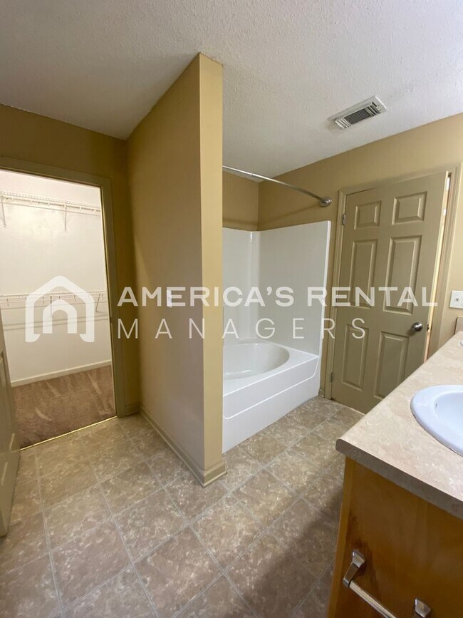 Building Photo - Home in Northport, AL. Sign a lease by 2/28/26 to receive HALF off the deposit!!! DEPOSIT PENDING!