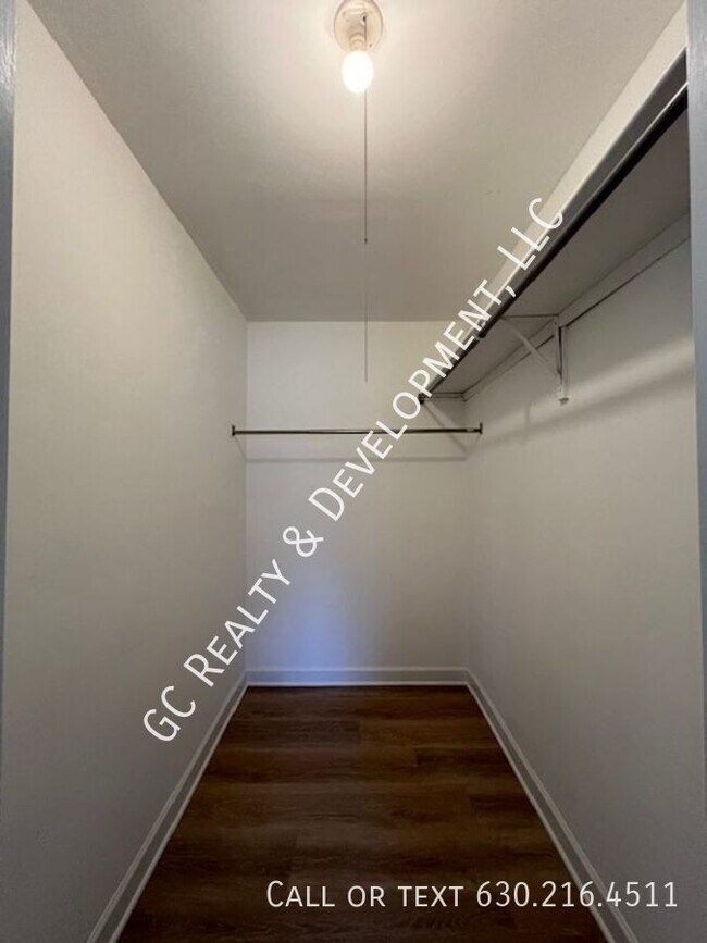 Building Photo - 403 Pinetree Ln