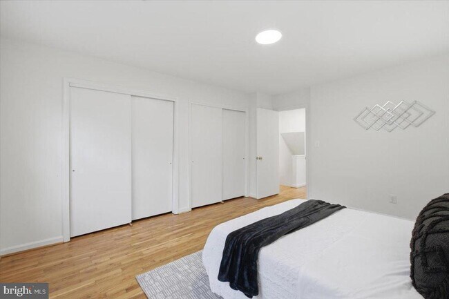 Building Photo - 8141 Kingsway Ct