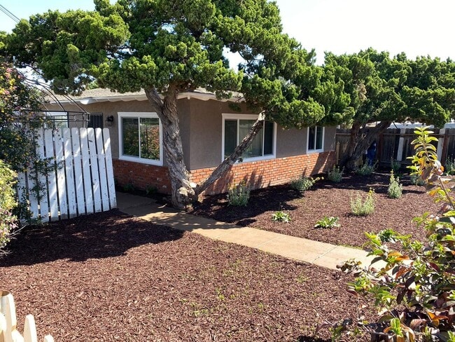 Building Photo - 3 Bedroom 1 Full Bath Remodeled Twin-Home