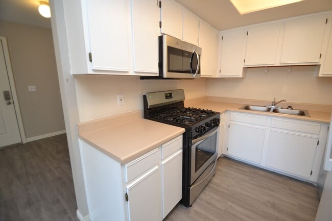 Building Photo - 2 Bedroom 2 Bath Condo on 9th East!!!