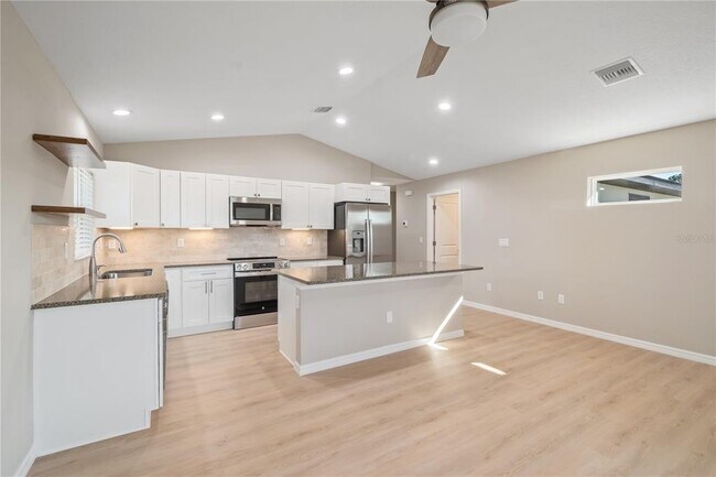 Building Photo - 519 SW 19th Ave