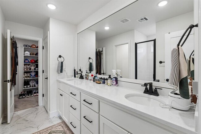 Building Photo - 2232 Los Angeles Ave