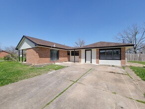 Building Photo - BEAUTIFUL REMODELED 4 BEDROOM 2 BATH HOME IN LAKE JACKSON, TEXAS