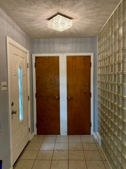 Building Photo - 2000 E Atwater Ave